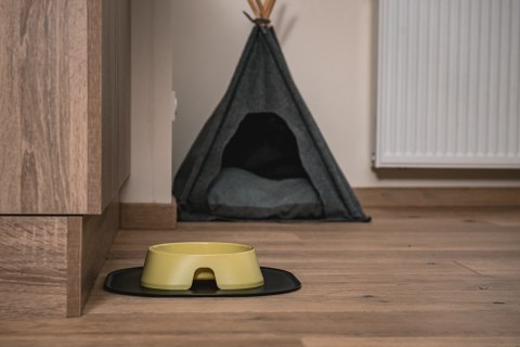 Mata 32x32cm pod miski CZARNA FIBOO