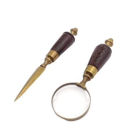 Mosiężne nóż do papieru i szkło powiększające na stojaku w oprawie skórzanej MIS-0742