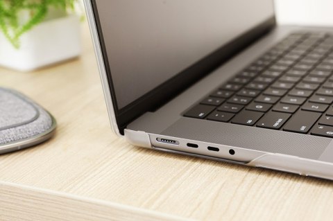 Moshi iGlaze Hardshell Case - Obudowa MacBook Pro 16" (2021) (Stealth Clear)