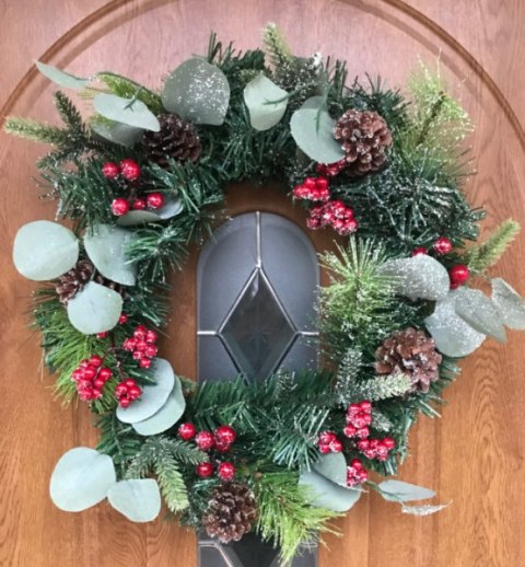 Wieniec świąteczny dekoracyjny z czerwonymi jagodami i szyszkami śr. 34cm