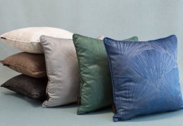 Poszewka dekoracyjna 40x40 Goja beżowa welurowa z błyszczącym nadrukiem w formie liści miłorzębu Pierre Cardin