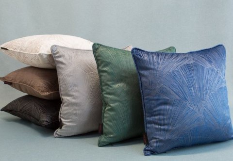 Poszewka dekoracyjna 40x40 Goja beżowa welurowa z błyszczącym nadrukiem w formie liści miłorzębu Pierre Cardin