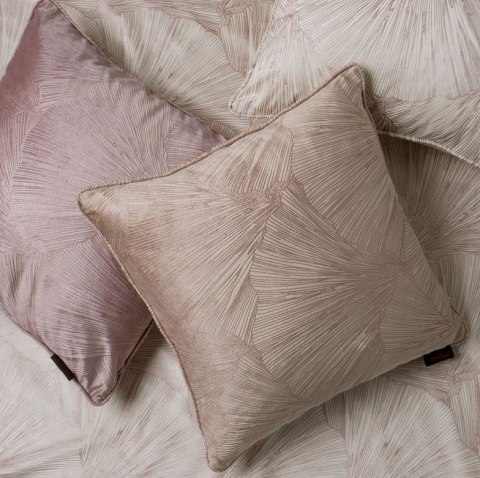 Poszewka dekoracyjna 40x40 Goja beżowa welurowa z błyszczącym nadrukiem w formie liści miłorzębu Pierre Cardin