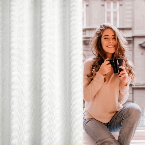 Zasłona 140x250 Eliza biała gotowa na przelotkach welurowa z drobnym wytłaczanym wzorkiem geometrycznym Eurofirany