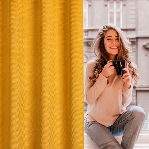 Zasłona 140x250 Eliza musztardowa gotowa na przelotkach welurowa z drobnym wytłaczanym wzorkiem geometrycznym Eurofirany