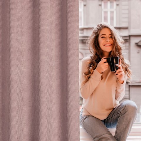 Zasłona 140x250 Eliza pudrowa różowa gotowa na przelotkach z drobnym wytłaczanym wzorkiem geometrycznym Eurofirany