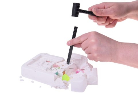 Mały archeolog wykopaliska kamienie fluorescencyjne szukanie skarbu ZA5595