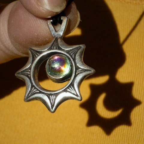 Naszyjnik Zaćmienie Słońca - Optyczna iluzja - Prezent dla podróżnika - ECL32