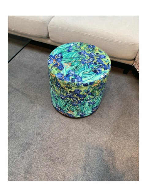 Pufa welurowa Bertoni typu walec z nadrukiem Irysy