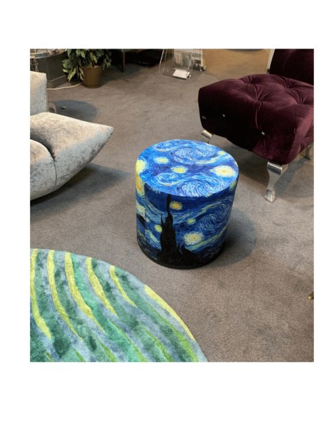 Pufa welurowa Bertoni typu walec z nadrukiem Van Gogh Gwiaździsta Noc