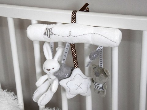 Urocza miękka zawieszka do wózka łóżeczka grzechotka melodyjka ZA5714