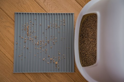 Mata 30x30cm przed kuwetę CIEMNO-SZARA FIBOO